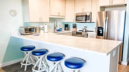 Remodeled One bd Ocean, AC,wifi, pool/hot tub D102