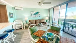 Remodeled One bd Ocean, AC,wifi, pool/hot tub D102