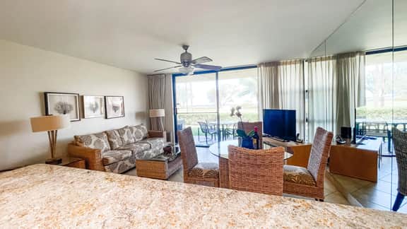 Remodeled One bd Ocean, AC,wifi, pool  A105