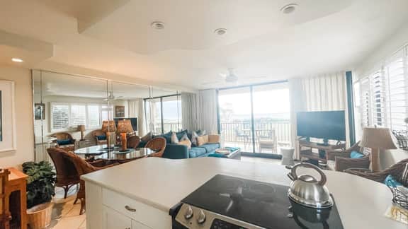 Stunning corner ONE bd Ocean,a/c,wifi,pool D207
