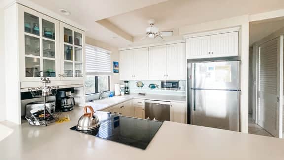 Stunning corner ONE bd Ocean,a/c,wifi,pool D207